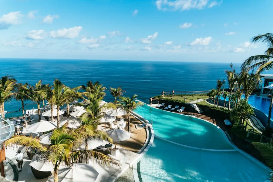 Mid-range beachfront resort with palm trees near Mexico tour marinas